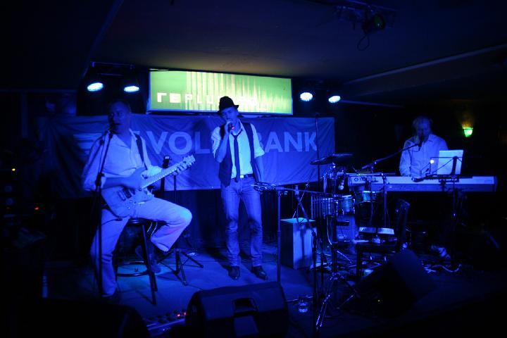 2008-11-28 M3_live at replugged 110.jpg